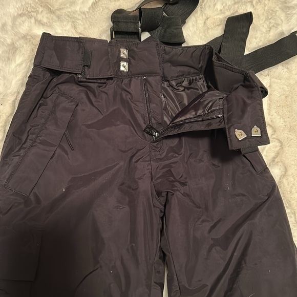 Snow gear overall with removable straps used once too small - Picture 3 of 4